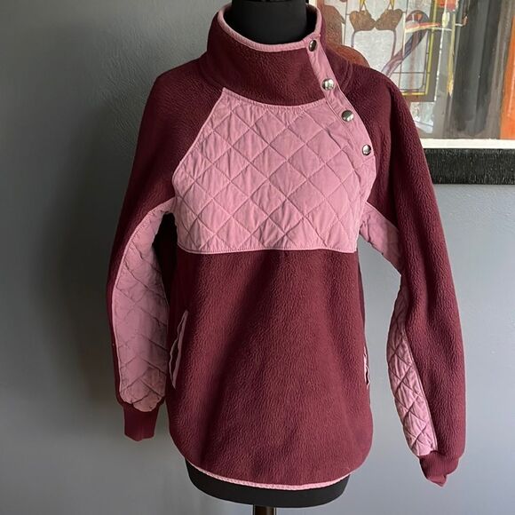 Abercrombie & Fitch shades of burgundy quilted & fleece diagonal snap top. Small - Picture 1 of 5